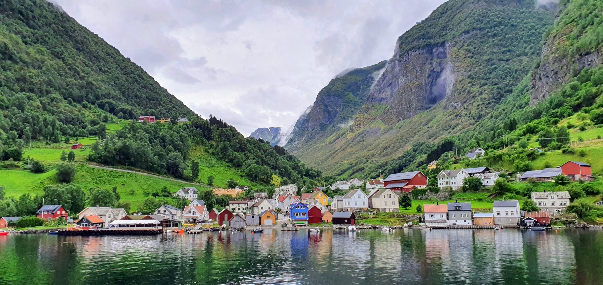 Navegación por el fiordo Nærøy