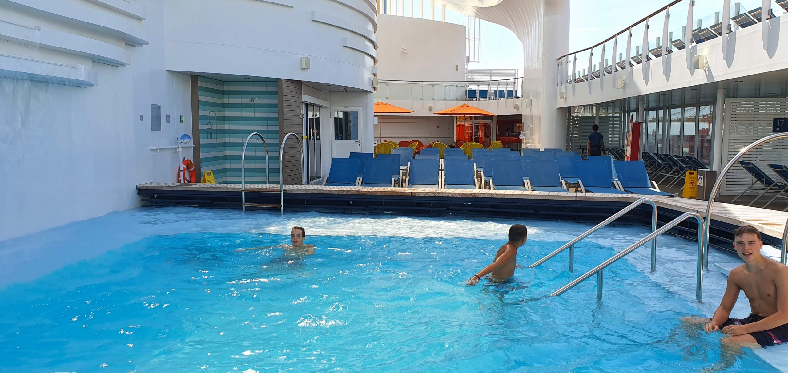 Una de las piscinas exteriores del Costa Smeralda donde disfrutar con tu familia numerosa